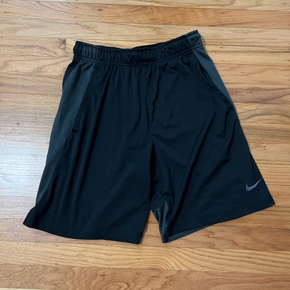 NIKE DRIFIT ATHLETIC TRAINING SHORTS SIZE S BLACK/GREY